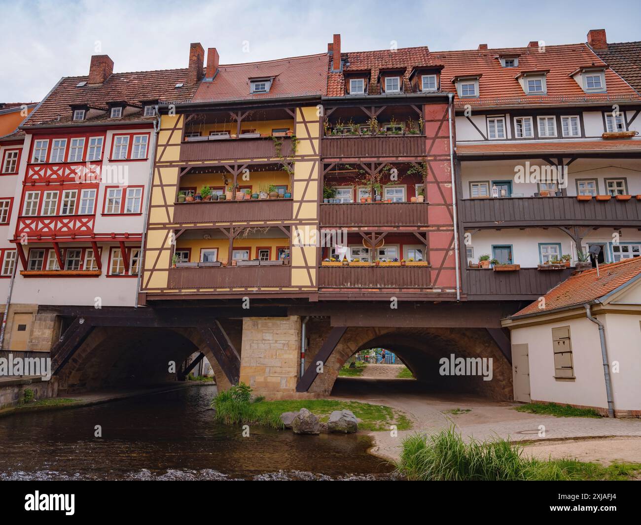 Erfurt, Deutschland - 21. Mai 2023: Kaufmannsbrücke, Kraemerbrücke in Erfurt. Sie wurde 1325 erbaut. Die einzige Brücke nördlich der Alpen, die komplett mit Häusern überbaut ist Stockfoto