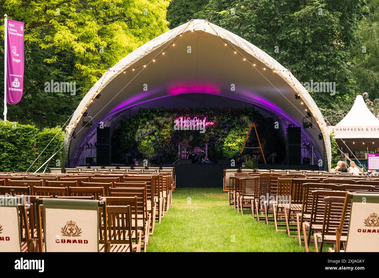 Die Hauptbühne und der Sitzbereich der Chelsea Flower Show in London, Großbritannien. Stockfoto