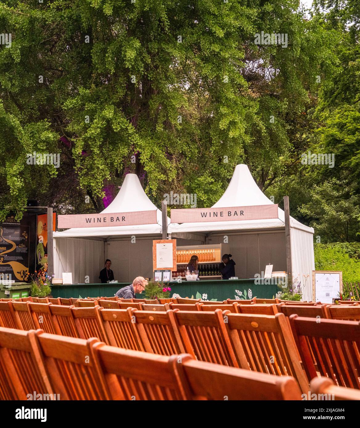 Essen und Trinken an der Chelsea Flower Show im Essbereich in London, Großbritannien. Stockfoto