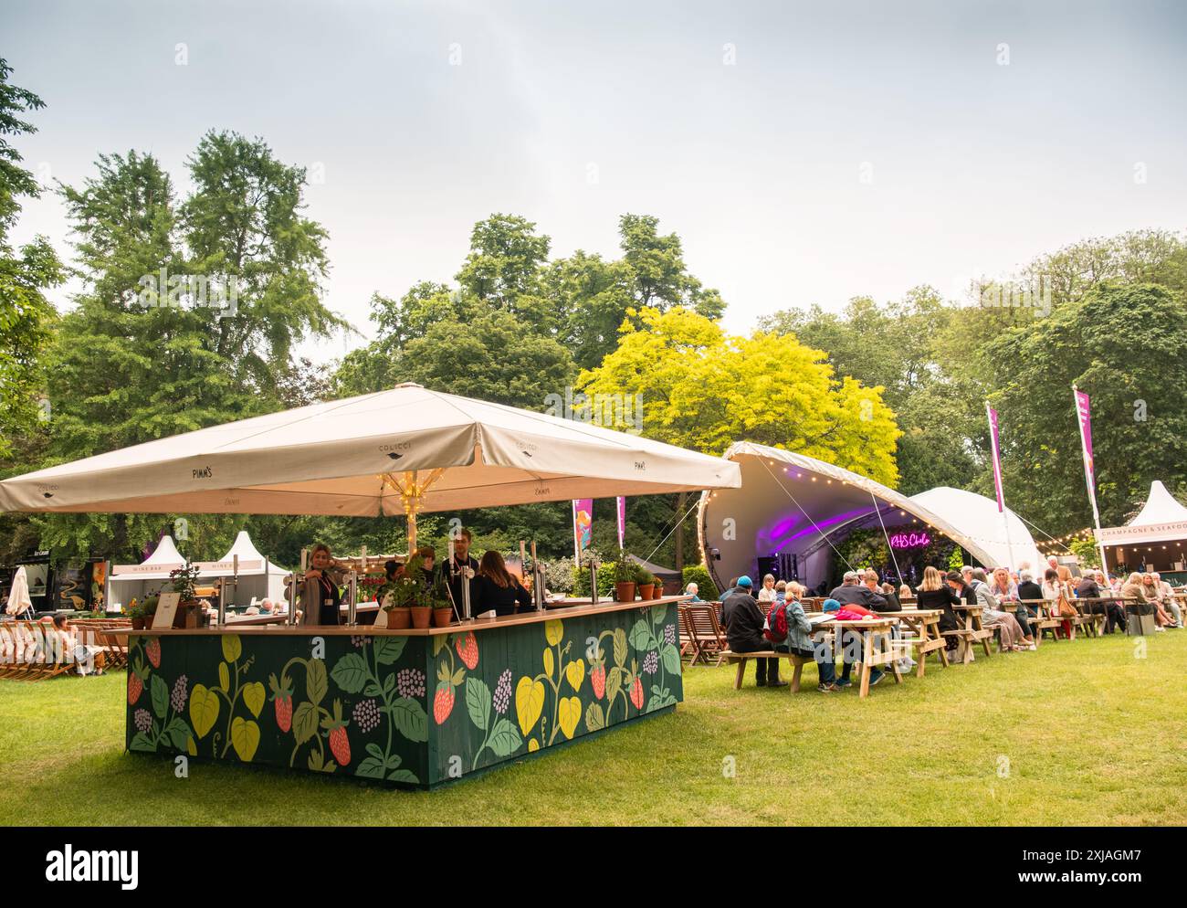 Essen und Trinken an der Chelsea Flower Show im Essbereich in London, Großbritannien. Stockfoto