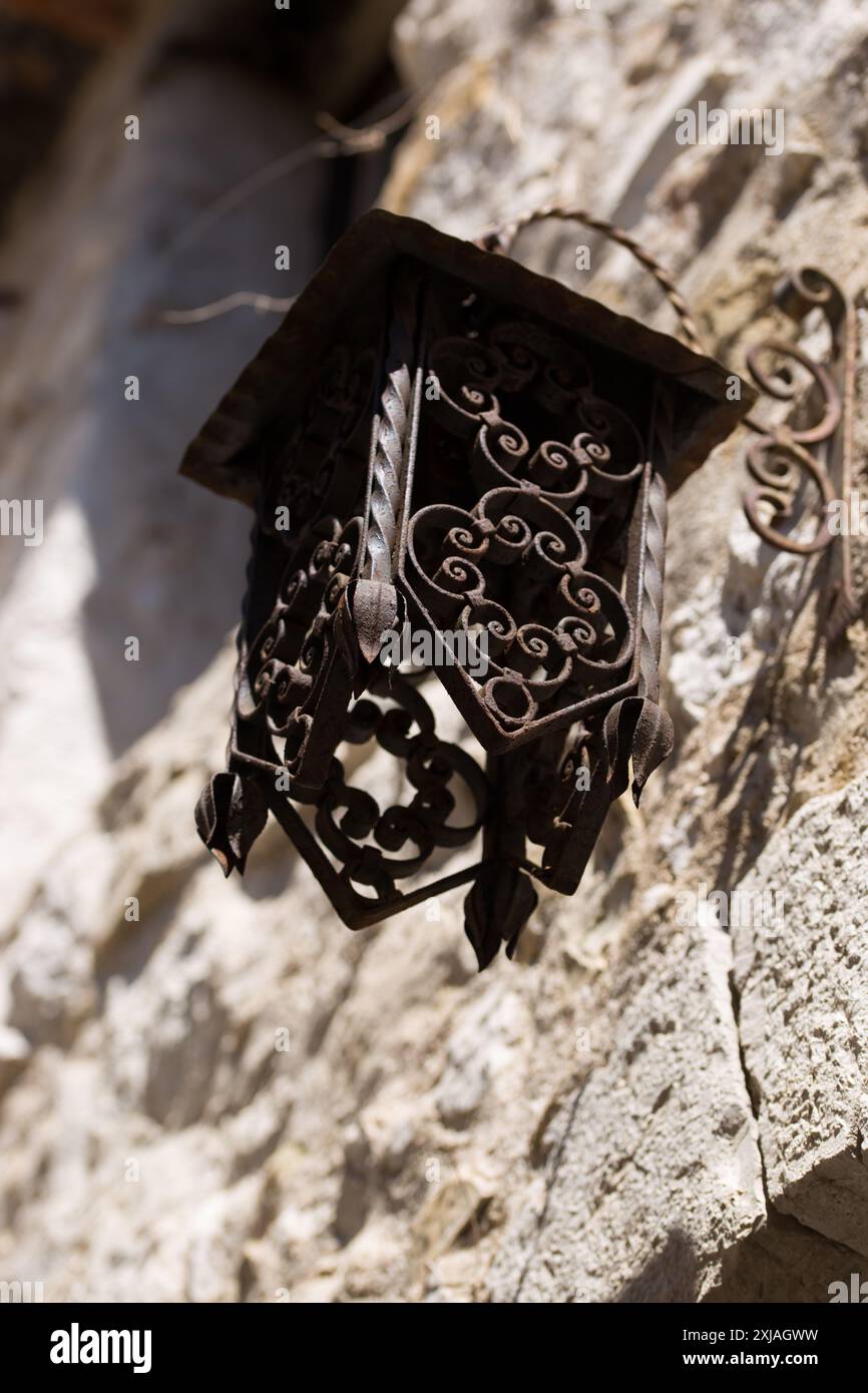 Öffentliche Beleuchtung in einer Gasse von Eze, mittelalterliches Dorf an der französischen Riviera Stockfoto