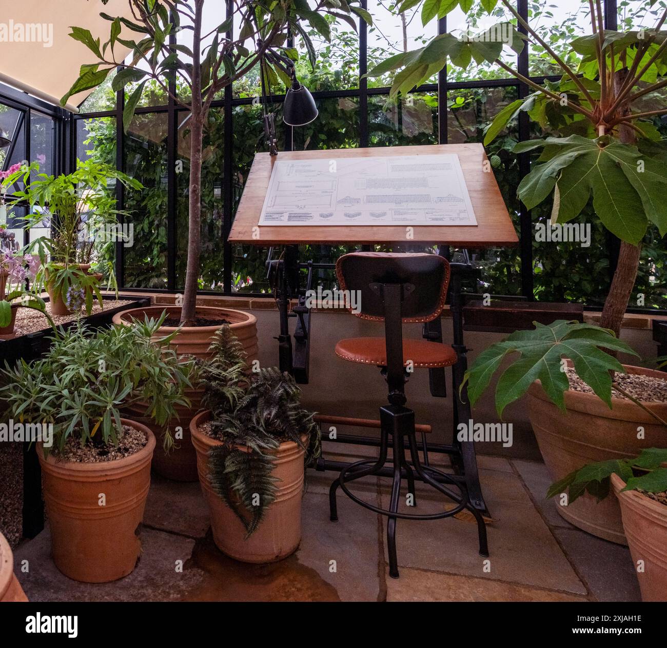 Ein Fabrikstudio mit Zeichenbrett eine Ausstellung auf der Chelsea Flower Show 2024 in London, Großbritannien. Stockfoto