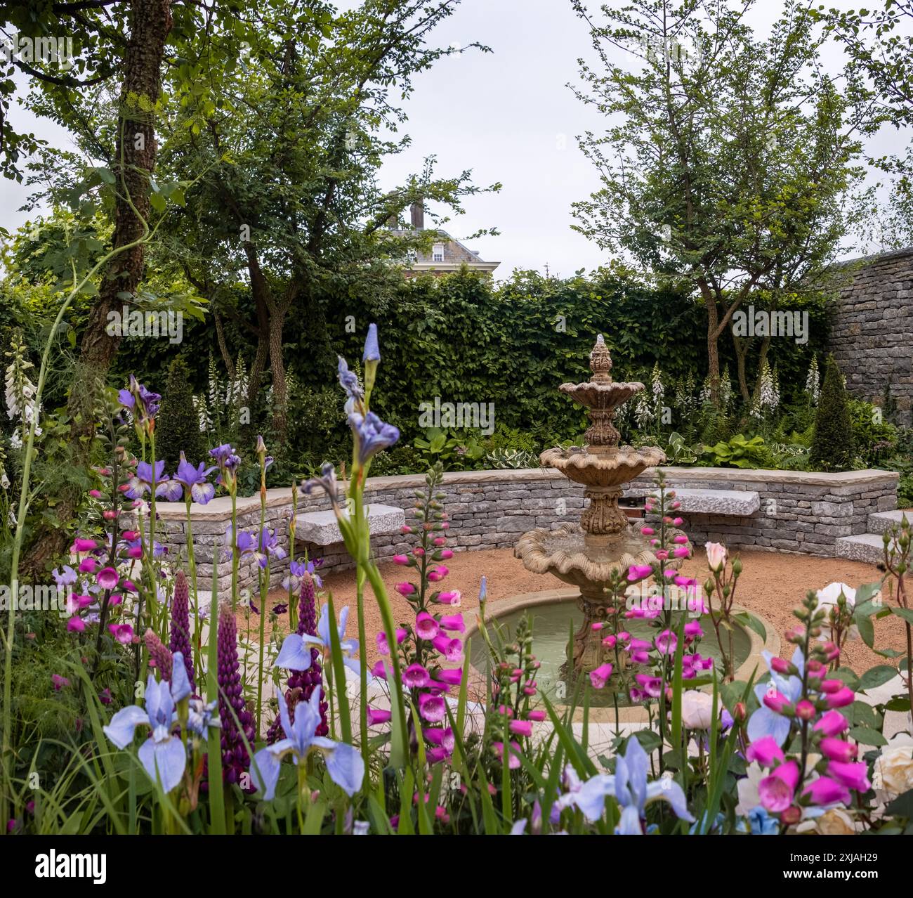 The Bridgerton Garden bei der Chelsea Flower Show 2024 in London, Großbritannien. Stockfoto