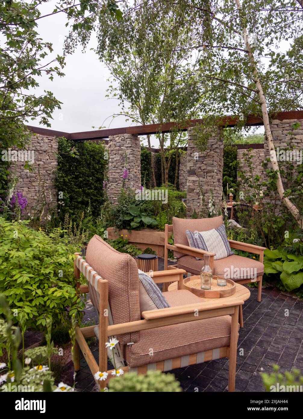 The Killick & Co: „Money does not grow on Trees“-Garten auf der Chelsea Flower Show 2024, London, Großbritannien. Stockfoto