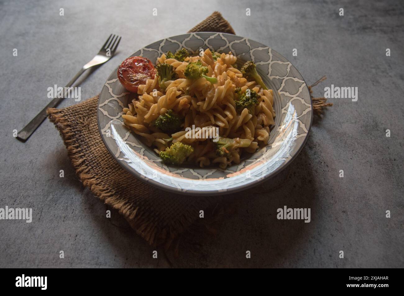 Italienische Spiralnudeln, serviert in einer Schüssel. Nahaufnahme. Stockfoto