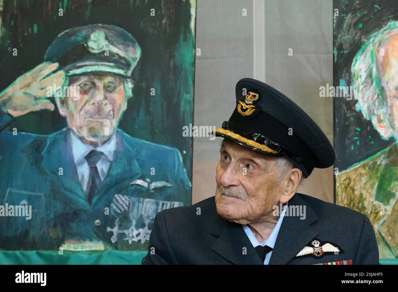 Der letzte bekannte Pilot der Schlacht um Großbritannien, Group Captain John 'Paddy' Hemingway DFC, feiert seinen 105. Geburtstag und die Enthüllung von Porträts des britischen Künstlers Dan Llywelyn Hall in der britischen Botschaft in Dublin, Irland. Bilddatum: Mittwoch, 17. Juli 2024. Stockfoto