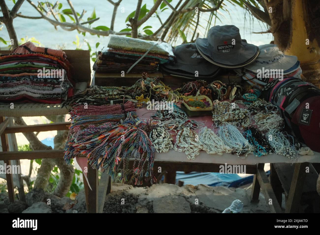 Pecatu, Bali, Indonesien - 15. Juli 2024: Souvenirstände wie Accessoires, Armbänder, Ketten, Hüte und traditionelle Stoffe, die von Loca verkauft werden Stockfoto