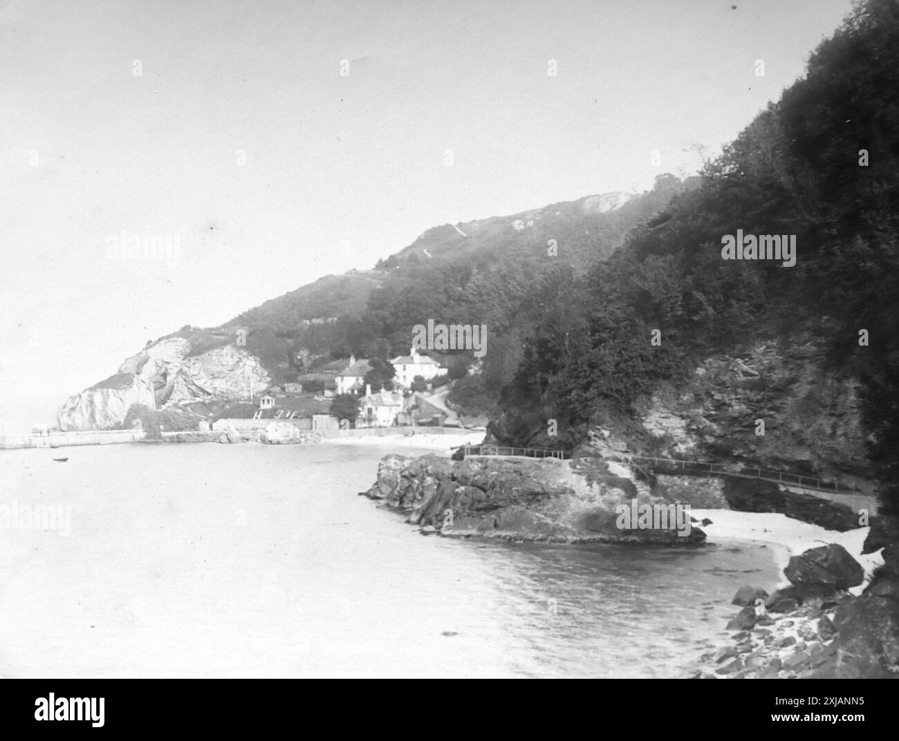 Ein schmaler Fußweg in einer felsigen Landschaft. Der Strandspaziergang nach Babbacombe, Torquay, Devon. Dieses Foto stammt von einem edwardianischen Original, um 1910. Das Original war Teil eines Albums von 150 Albumenfotos von unterschiedlicher Qualität, von denen ich viele fotografiert habe. Die Sammlung enthielt Bilder vor allem von der Isle of man und der englischen Grafschaft Devonshire. Anmerkungen waren im Album enthalten, aber leider gab es keine genauen Daten. Die Originalfotos waren durchschnittlich 6 x 4 ½ Zoll. Stockfoto