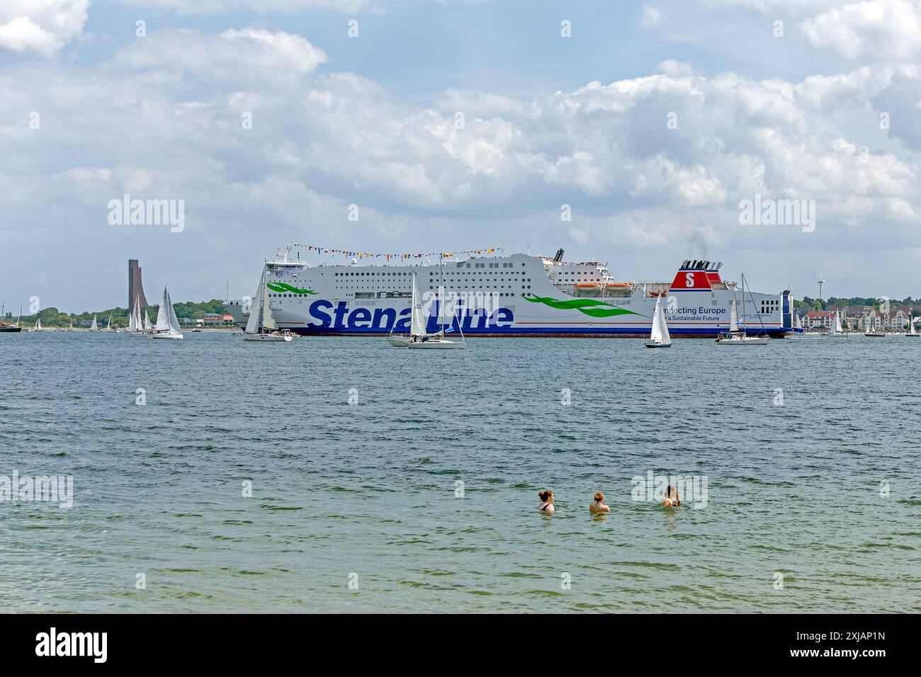 Stena Line Fähre, Segelboote, Marineministerdenkmal, Laboe, Menschen im Wasser, Kieler Woche, Kieler Fjord, Kiel, Schleswig-Holstein, Deutschland Stockfoto