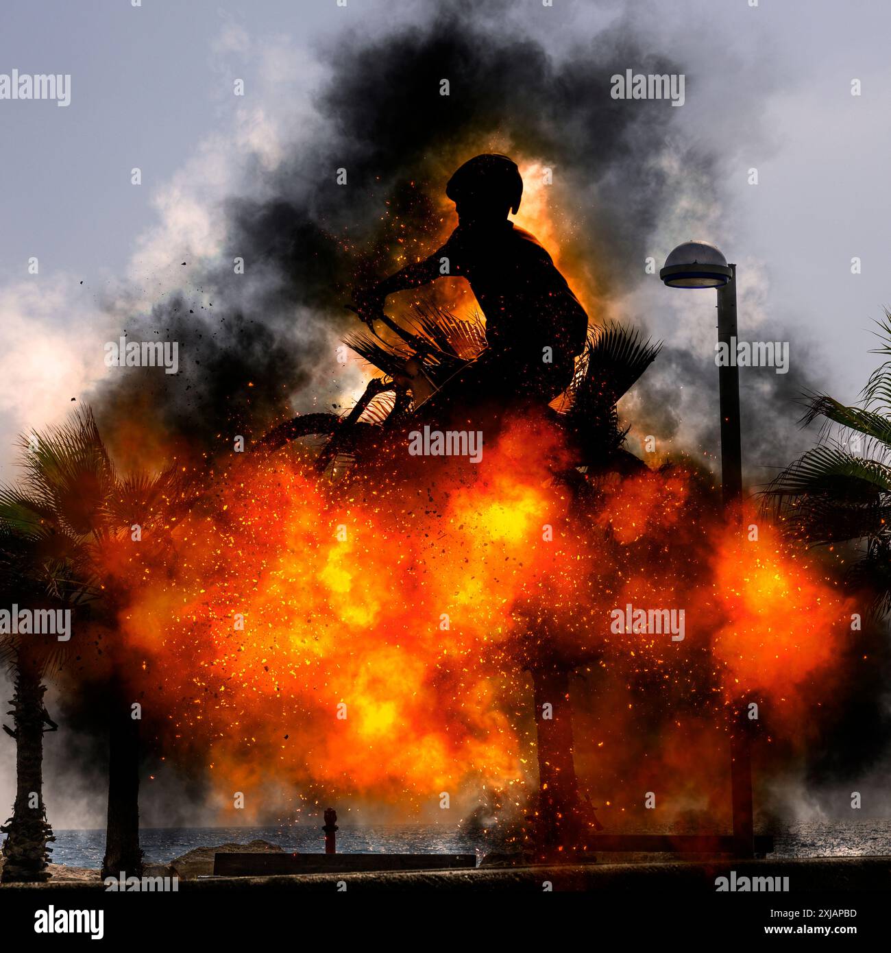 Digitales Bild eines Teenagers, der in einem Skatepark in Tel Aviv, Israel, einen Stunt mit einem Fahrrad aufführt Stockfoto