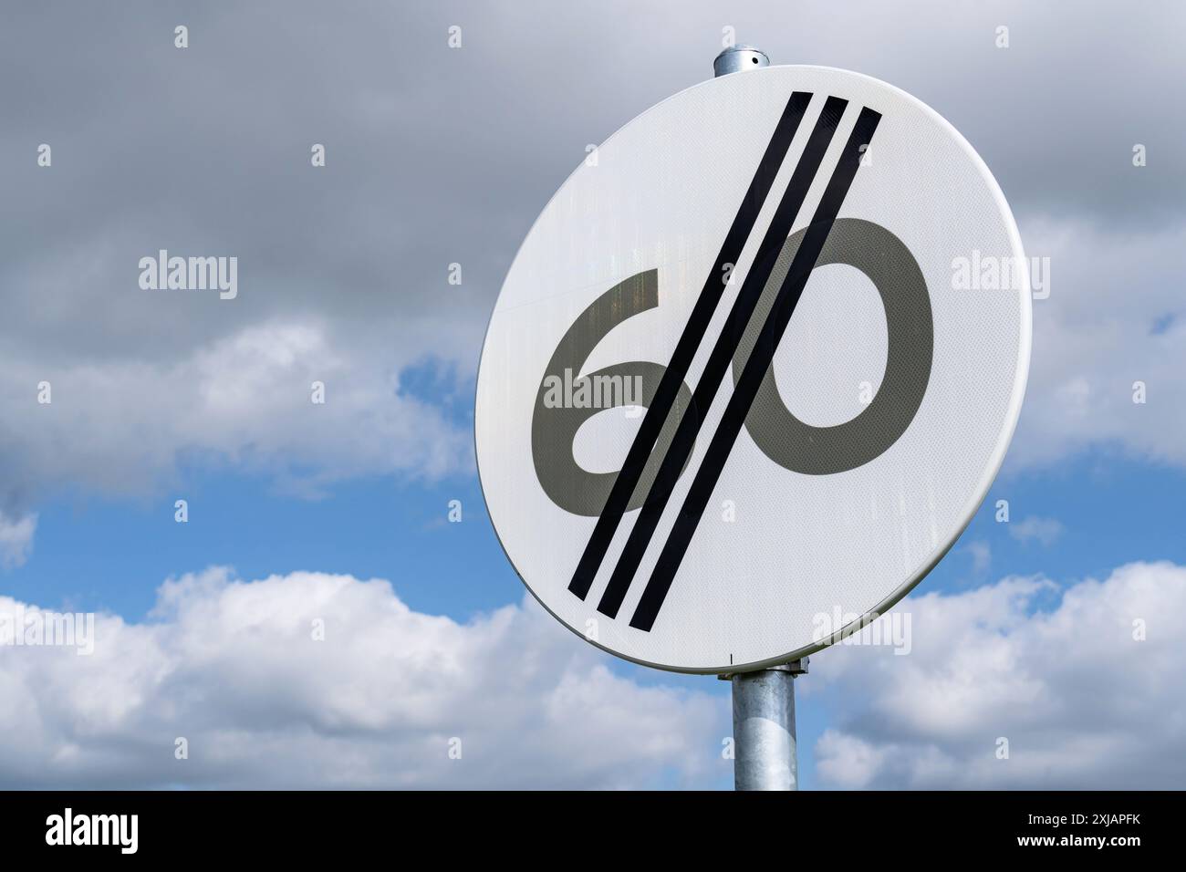 Niederländisches Straßenschild: Ende der Geschwindigkeitsbegrenzung von 60 km/h Stockfoto