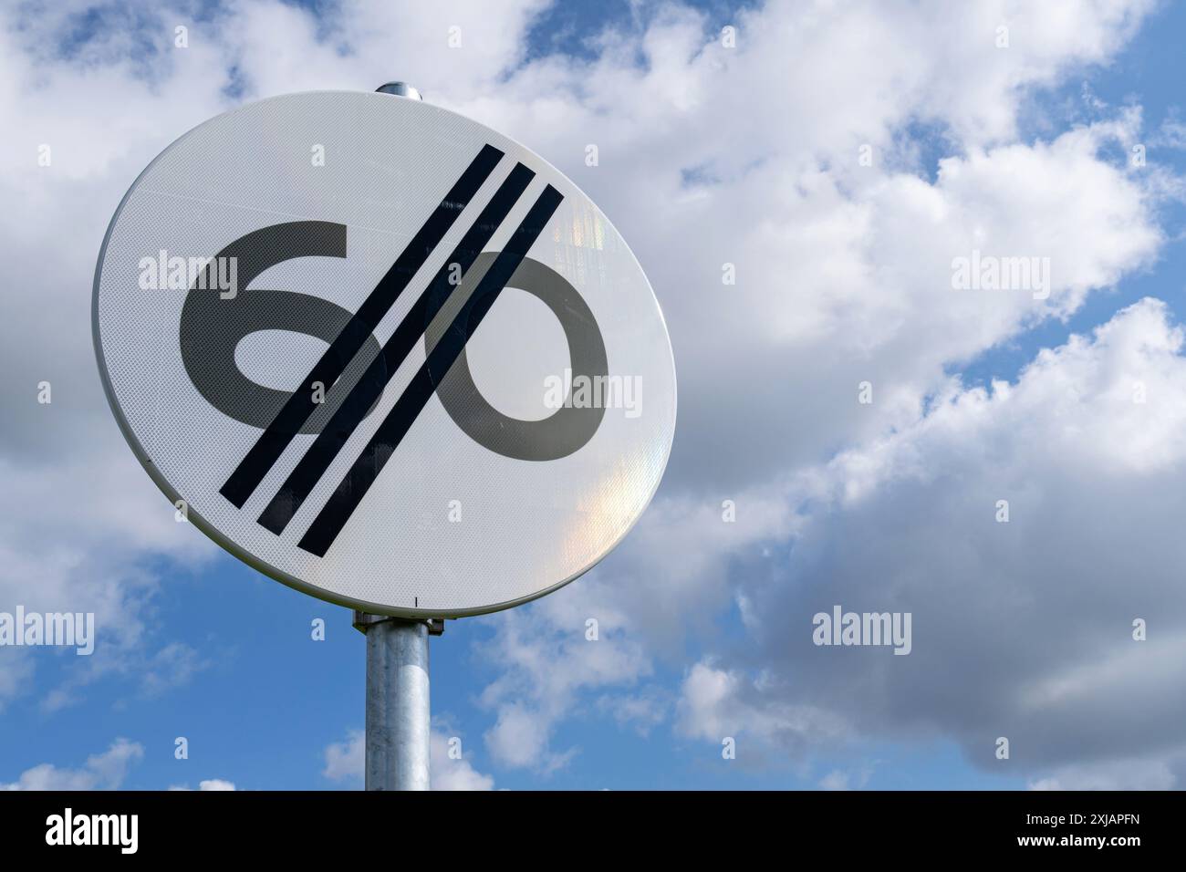Niederländisches Straßenschild: Ende der Geschwindigkeitsbegrenzung von 60 km/h Stockfoto