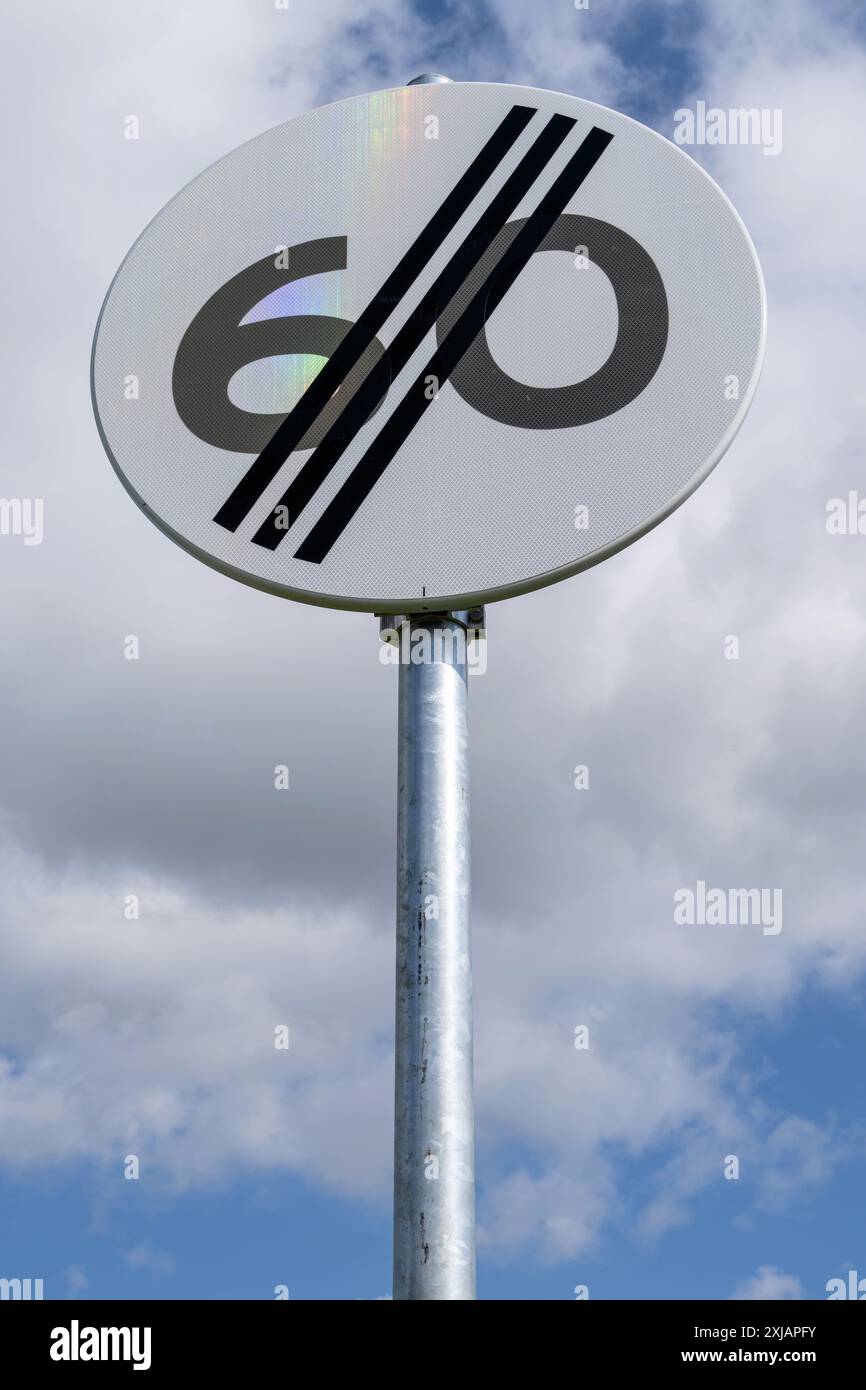 Niederländisches Straßenschild: Ende der Geschwindigkeitsbegrenzung von 60 km/h Stockfoto