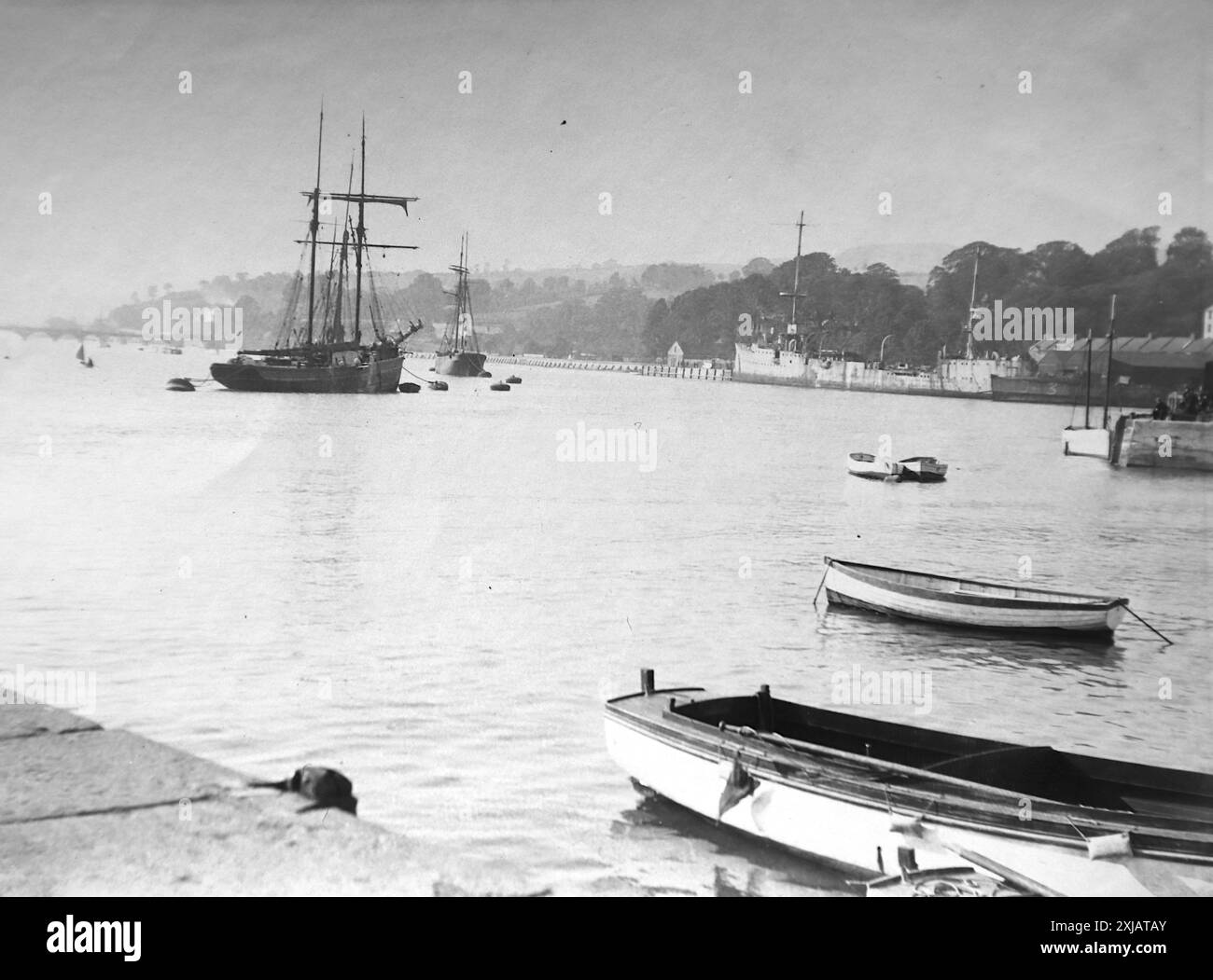 Boote und Schiffe im Hafen, vermutlich Teignmouth, Devon. Dieses Foto stammt von einem edwardianischen Original, um 1910. Das Original war Teil eines Albums von 150 Albumenfotos von unterschiedlicher Qualität, von denen ich viele fotografiert habe. Die Sammlung enthielt Bilder vor allem von der Isle of man und der englischen Grafschaft Devonshire. Anmerkungen waren im Album enthalten, aber leider gab es keine genauen Daten. Die Originalfotos waren durchschnittlich 6 x 4 ½ Zoll. Stockfoto