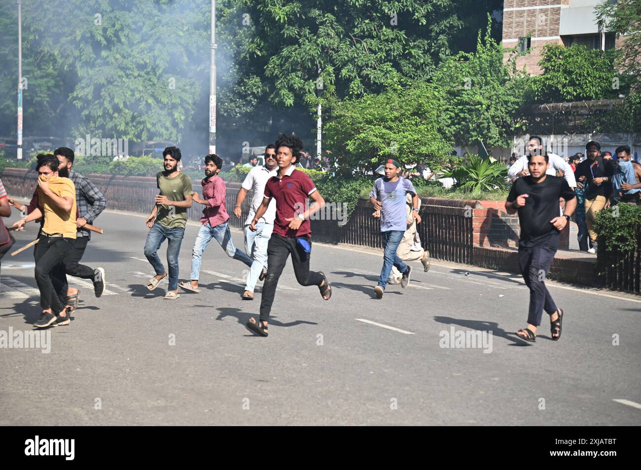 Bangladeschs Polizeipersonal feuert Tränenbomben ab, während Studenten am 17. Juli 2024 gegen Quoten für Regierungsjobs an der Dhaka-Universität in der Hauptstadt protestieren Stockfoto