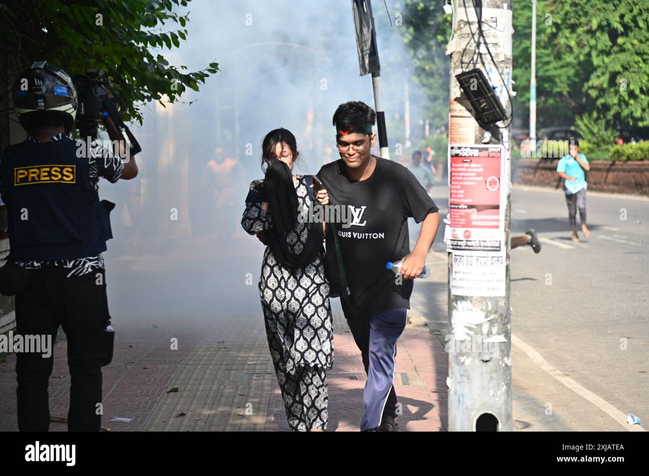 Bangladeschs Polizeipersonal feuert Tränenbomben ab, während Studenten am 17. Juli 2024 gegen Quoten für Regierungsjobs an der Dhaka-Universität in der Hauptstadt protestieren Stockfoto