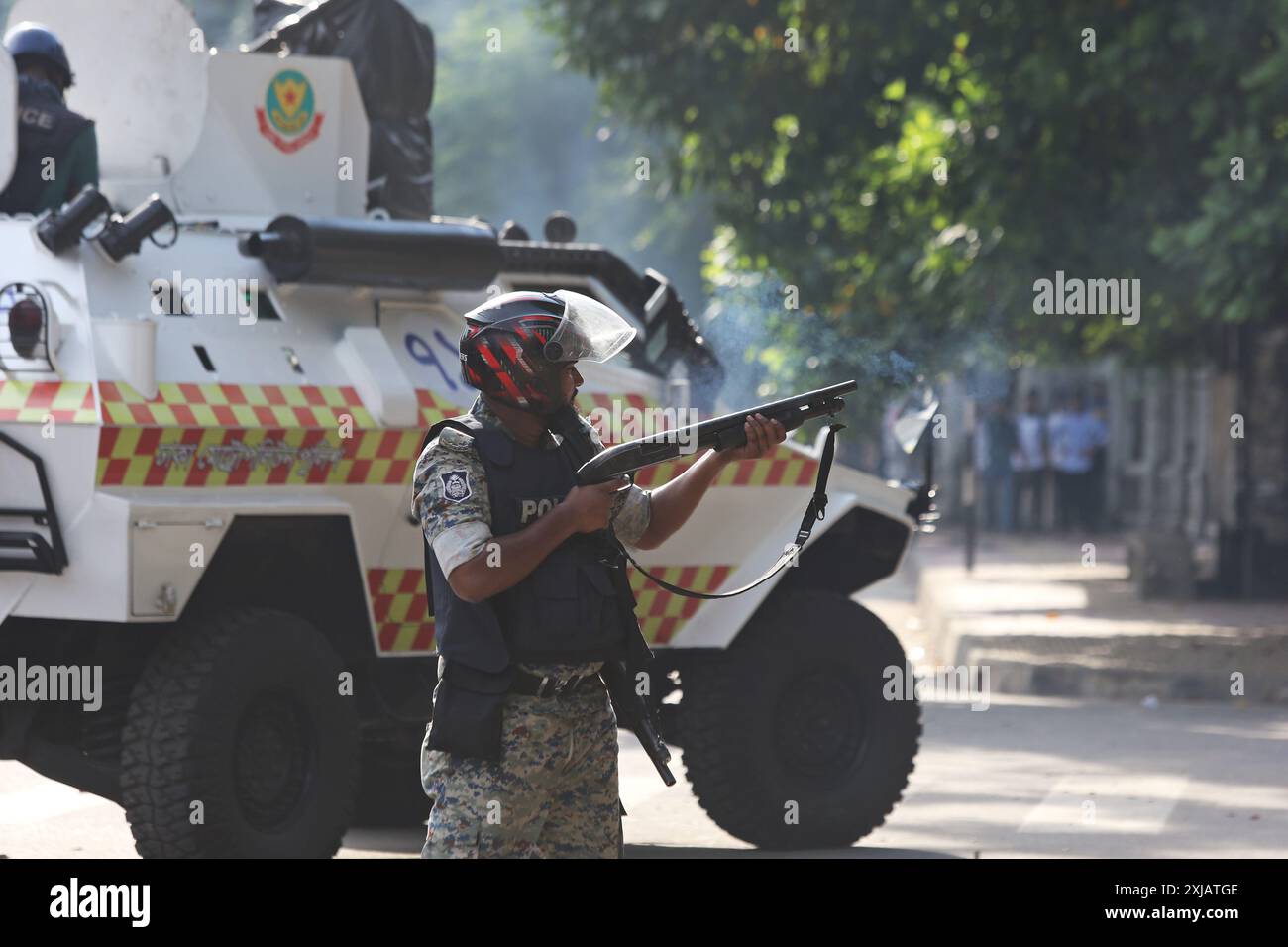 Bangladeschs Polizeipersonal feuert Tränenbomben ab, während Studenten am 17. Juli 2024 gegen Quoten für Regierungsjobs an der Dhaka-Universität in der Hauptstadt protestieren Stockfoto