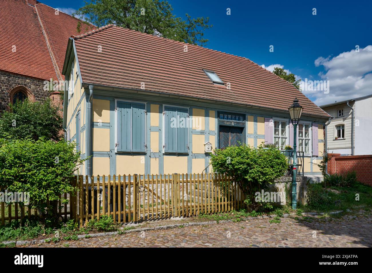 Typischer historischer Fachwerkhaeuser in Angermünde, Uckermark, Brandenburg, Deutschland, Europa |typische historische Fachwerkhäuser in Angermuende, Stockfoto