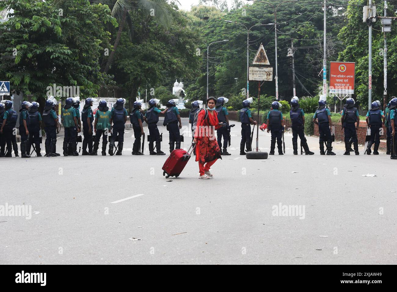 Bangladeschs Polizeipersonal feuert Tränenbomben ab, während Studenten am 17. Juli 2024 gegen Quoten für Regierungsjobs an der Dhaka-Universität in der Hauptstadt protestieren Stockfoto