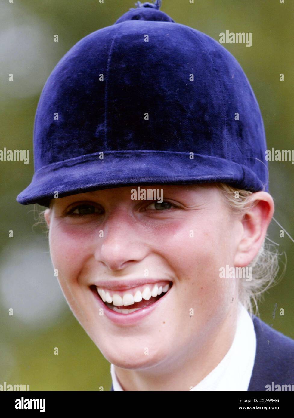 15 Giugno 2003 Luhmuhlen Archivio Storico Olycom/LaPresse Zara Anne Elizabeth Tindall, nata Phillips (Londra, 15 maggio 1981) è una cavallerizza britannica, figlia della principessa reale Anna e del suo primo marito, il capitano Mark Phillips. È la seconda nipote della regina Elisabetta II e di Filippo di Edimburgo, nonché nipote del Re Carlo III. Nella Foto: Zara Anne Elizabeth Tindall durante la competizione ippica 'German Three Day Event' a Luhmuhlen è arrivata quinta nel giorno del suo 22esimo compleanno auf dem Foto: Zara Anne Elizabeth Tindall während des „German Three Day Event“ (Deutsches drei-Tage-Event) Pferd r Stockfoto