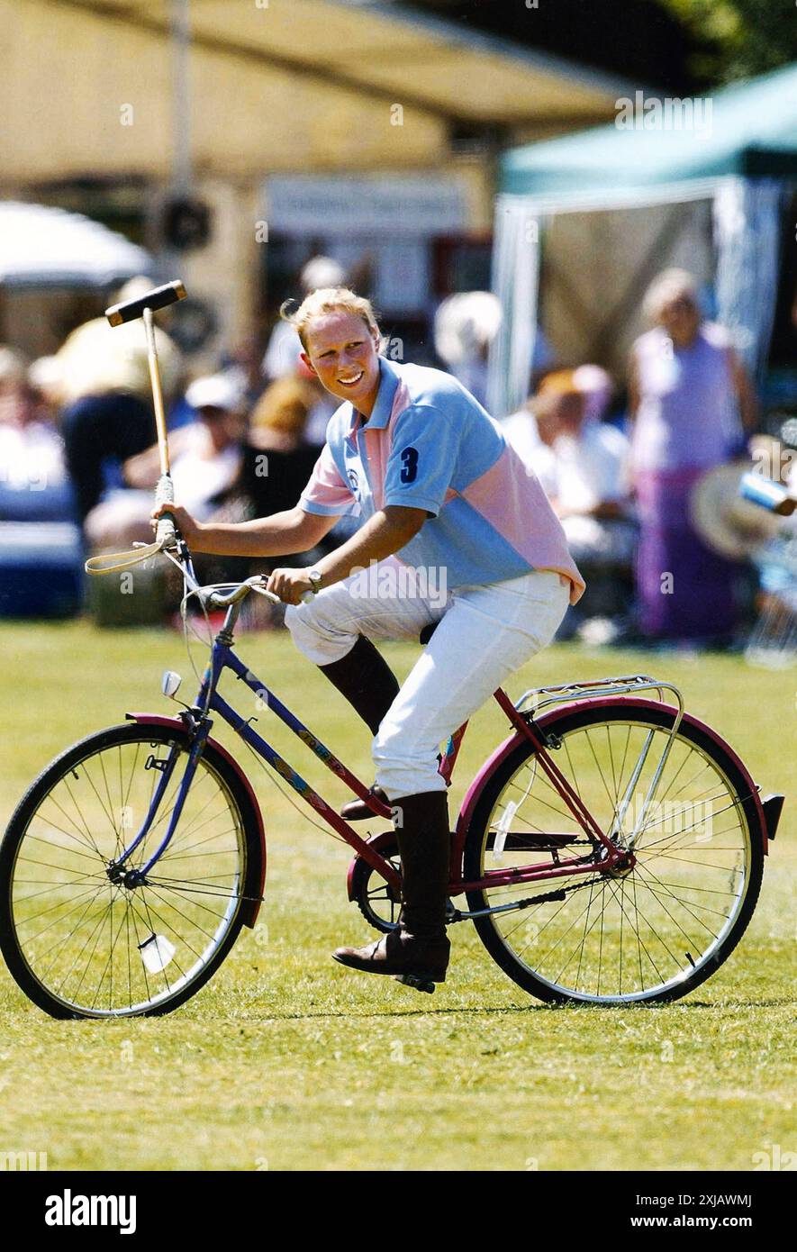 12 Luglio 2003 Londra Archivio Storico Olycom/LaPresse Zara Anne Elizabeth Tindall, nata Phillips (Londra, 15 maggio 1981) è una cavallerizza britannica, figlia della principessa reale Anna e del suo primo marito, il capitano Mark Phillips. È la seconda nipote della regina Elisabetta II e di Filippo di Edimburgo, non ché nipote del Re Carlo III. Nella Foto: Zara Anne Elizabeth Tindall, mentre gareggia in una partita di Polo tra Jockeys e Eventers (su biciclette e pony). La partita è stata a sostegno di un ente di beneficenza che combatte gli effetti delle lesioni del midollo spinale attraverso Stockfoto