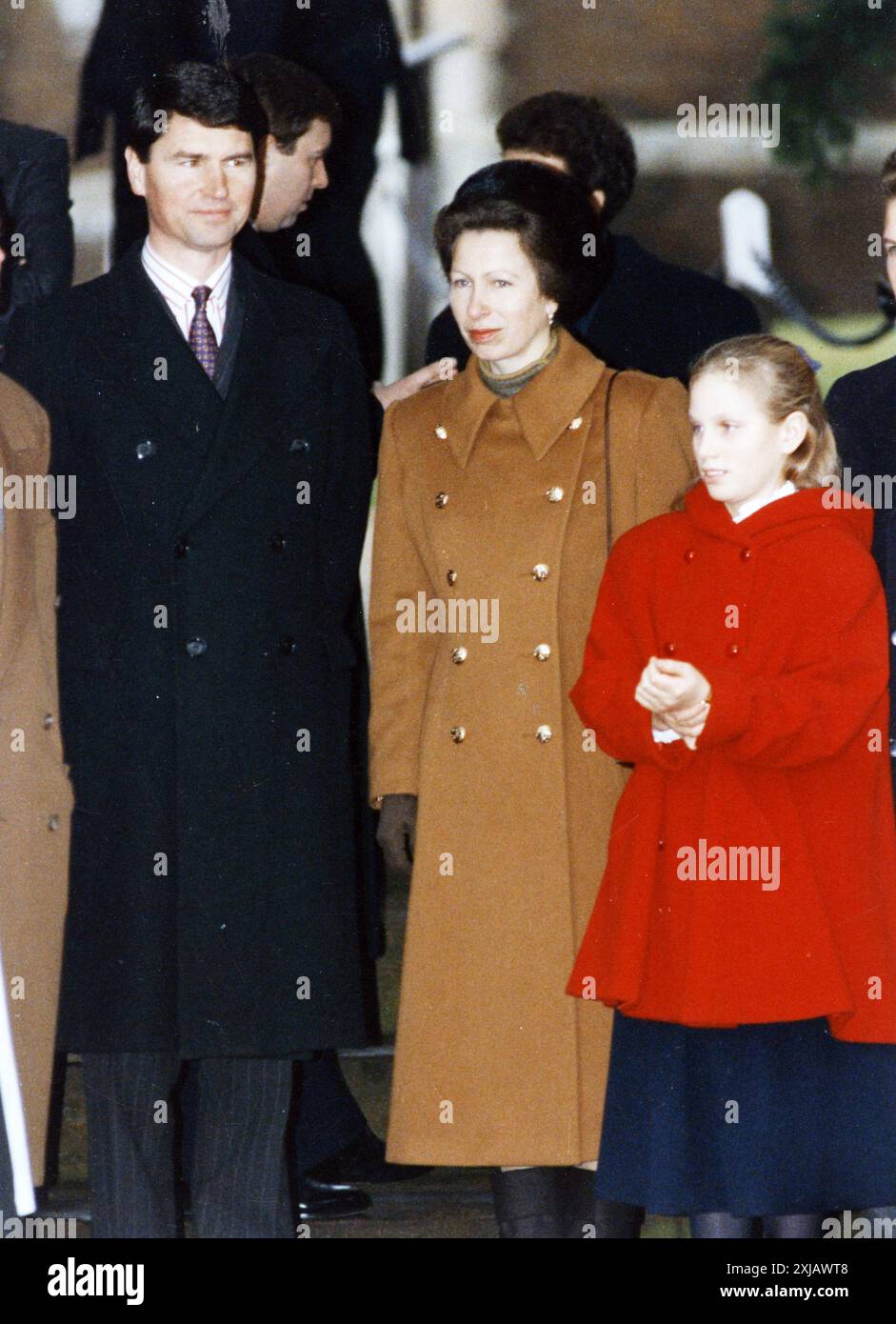 25 Dicembre 1992 Sandringham Archivio Storico Olycom/LaPresse Zara Anne Elizabeth Tindall, nata Phillips (Londra, 15 maggio 1981) è una cavallerizza britannica, figlia della principessa reale Anna e del suo primo marito, il capitano Mark Phillips. È la seconda nipote della regina Elisabetta II e di Filippo di Edimburgo, nonché nipote del Re Carlo III. Nella Foto: Zara Anne Elizabeth Tindall con sua madre Principessa Anna e Timothy Laurence a Sandringham a Natale Bild: Zara Anne Elizabeth Tindall mit ihrer Mutter Prinzessin Anne und Timothy Laurence zu Weihnachten in Sandringham Stockfoto