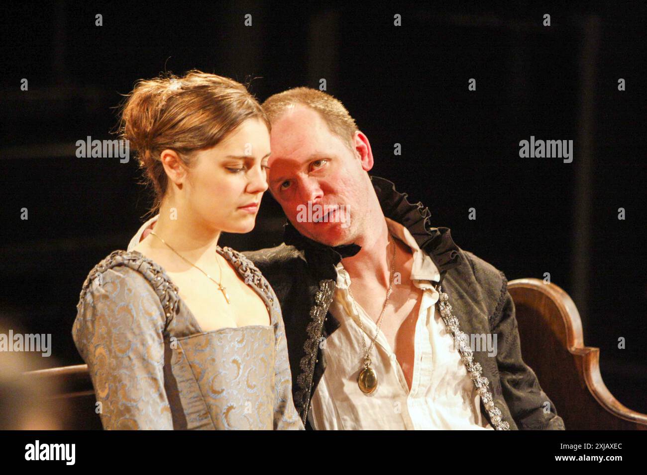 Annabel Scholey (Ophelia), Jamie Ballard (Hamlet) in WEILER von Shakespeare at Shakespeare at the Tobacco Factory (SATTF), Bristol, England 26/03/2008 Design: Chris Gylee Beleuchtung: Tim Streader Fights: Kate Waters Regisseur: Jonathan Miller WEILER WEILER von Shakespeare Design: Chris Gylee Regisseur: Chris Gylee Regisseur: Jonathan Miller, Annabel Scholey (Ophelia), Jamie Ballard (Hamlet), Shakespeare at the Tobacco Factory (SATTF) / Bristol, England 26/03/2008, Stockfoto