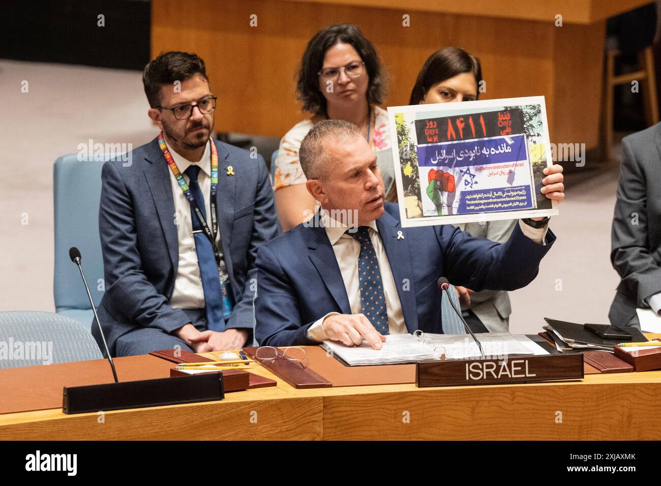 Botschafter Gilad Erdan hält ein Foto von der in Teheran (Iran) installierten Weltuntergangsuhr für das Ende Israels, während er am 17. Juli 2024 auf der Sitzung des Sicherheitsrats zum Thema "die Situation im Nahen Osten, einschließlich der Palästinenserfrage" im Hauptquartier der Vereinten Nationen in New York sprach. Der Zeitrahmen scheint sich auf Kommentare von Irans oberstem Führer, dem Ayatollah Ali Chamenei, im Jahr 2015 zu beziehen, der sagte, dass bis zum Jahr 2040 "nichts" von Israel übrig sein werde. Stockfoto