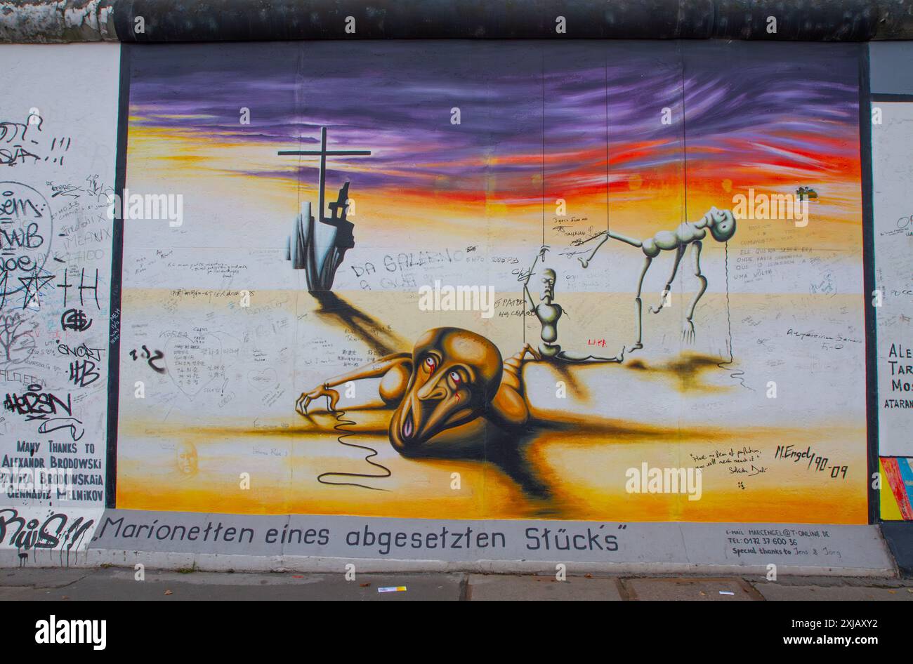 Graffiti-Kunst der Berliner Mauer erinnert an das Werk Salvador Dalis. East Side Gallery. Berlin, Deutschland. Stockfoto