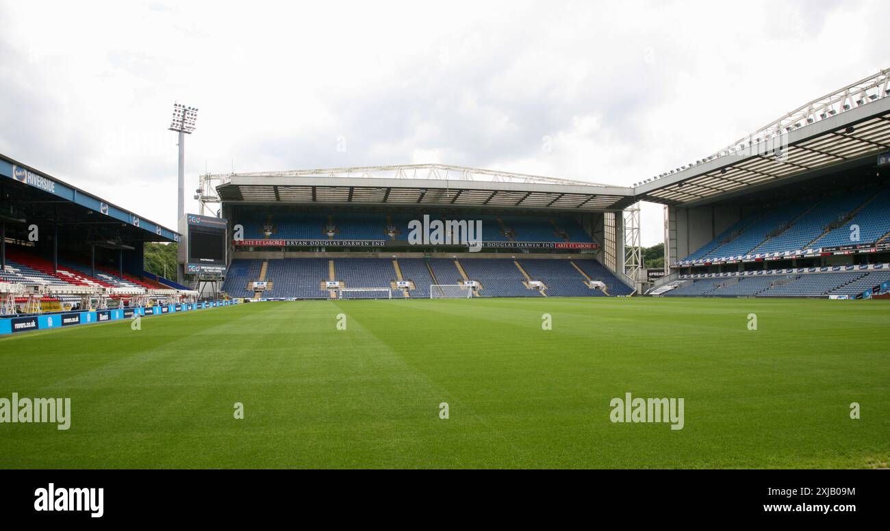 Blick auf das Bryan Douglas Darwen End, im Ewood Park, Heimstadion des Blackburn Rovers Football Club, Blackburn, Lancashire, Großbritannien Stockfoto