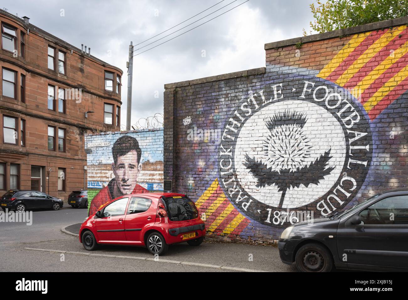 Partick Thistle FC und David McParland Wandgemälde vor dem Firhill Stadium, Maryhill, Glasgow, Schottland, Großbritannien Stockfoto