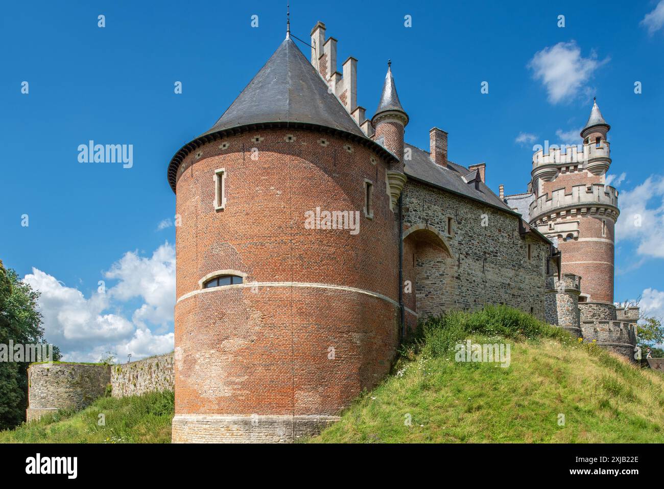 Kasteel van Gaasbeek Turm, ursprünglich mittelalterliche Burg aus dem 13. Jahrhundert, aber im 19. Jahrhundert renoviert, Lennik, Flämisch-Brabant, Belgien Stockfoto