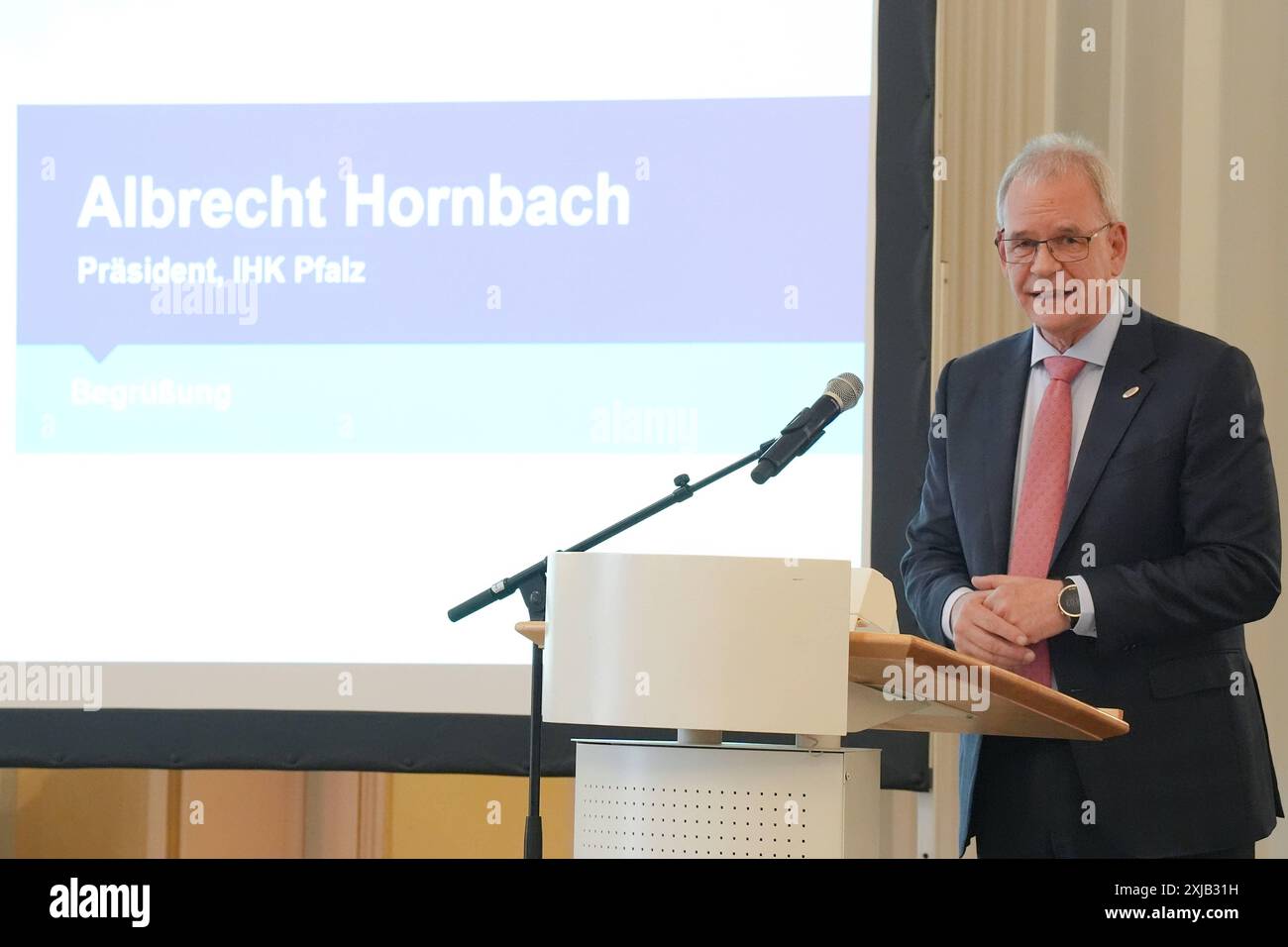 IHK MRN Wirtschaftsforum 2024 Albrecht Hornbach Praesident der IHK MRN bei seiner Begruessung beim IHK Wirtschaftsforum der Metropolregion Rhein-Neckar, Ludwigshafen, 17.07.2024 Ludwigshafen Rheinland-Pfalz Deutschland *** IHK MRN Economic Forum 2024 Albrecht Hornbach Präsident der IHK MRN während seiner Begrüßungsrede auf dem IHK Economic Forum der Metropolregion Rhein-Neckar, Ludwigshafen, 17 07 2024 Ludwigshafen Rheinland Pfalz Deutschland Stockfoto