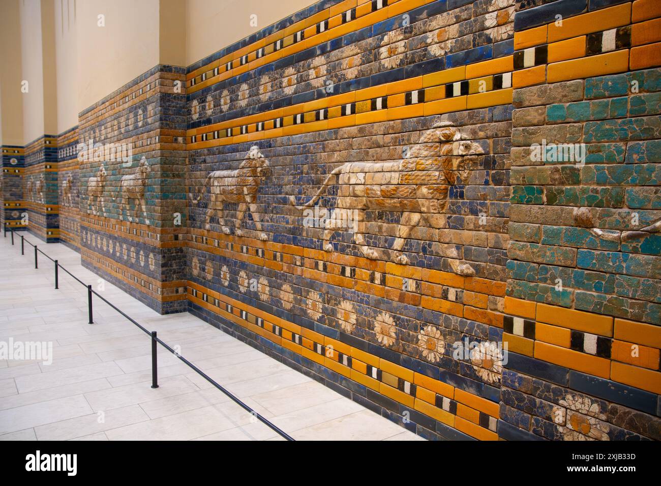 Verglaste Ziegelwand des Processionalen Weges von Babylon. Pergamonmuseum, Berlin. Deutschland. Stockfoto