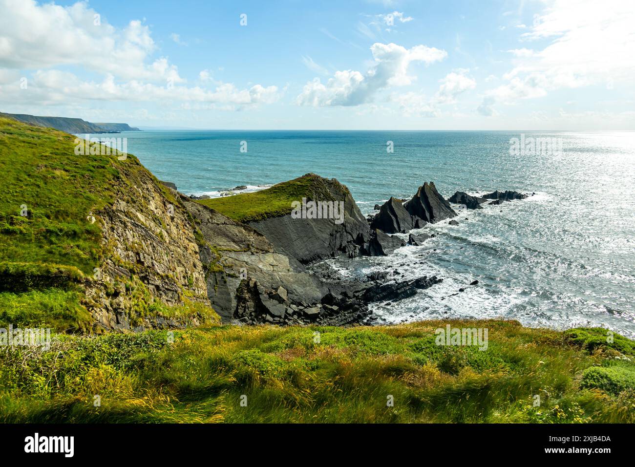 Ein wunderschöner Spaziergang zum Hartland Point mit seinem wunderschönen Leuchtturm und atemberaubendem Meerblick Stockfoto