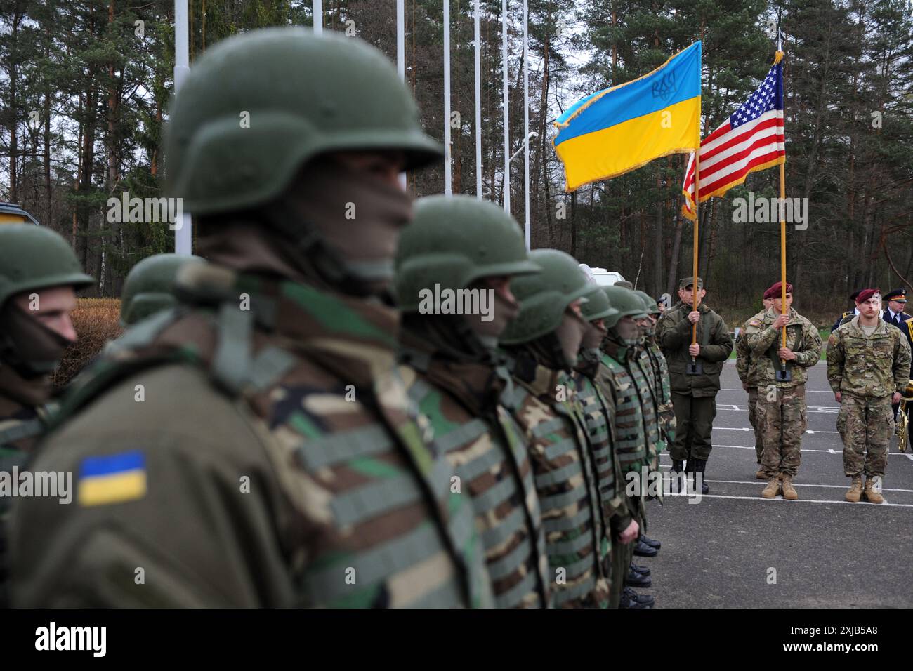 Javoriv, Ukraine - 20. April 2015: US-AMERIKANISCHE und ukrainische Soldaten bei der Eröffnungszeremonie der gemeinsamen ukrainischen und US-amerikanischen Militärübung "Fearless Guardian" A Stockfoto