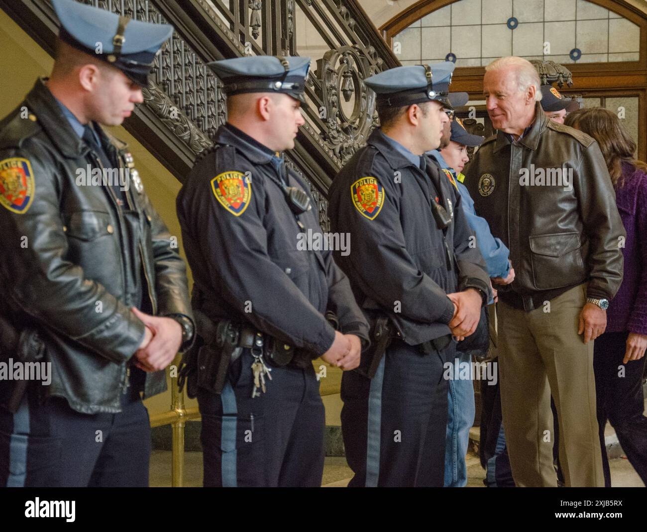 Hoboken, NJ, 11/18/12 -- Vize-Präsident Biden begrüßt die Cops nach Hurrikan Sandy während einer überfluteten Bahnstation. Stockfoto