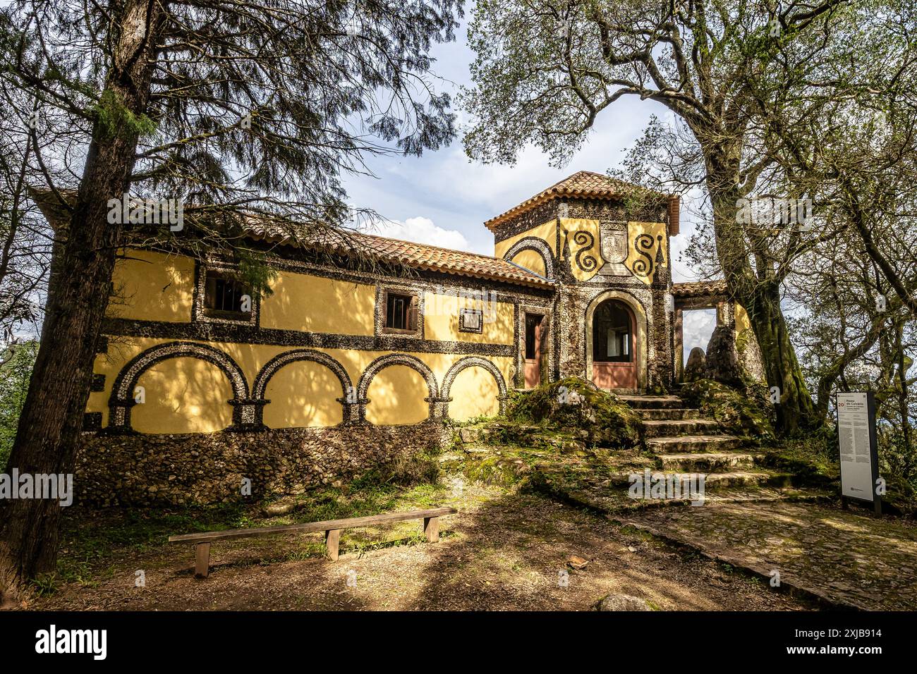 Calvary Kapelle auf dem Weg zum Kreuz, Via Crucis, Pfad auf dem alten Wald von Bussaco, in Luso, Mealhada, Aveiro in Portugal. Stockfoto