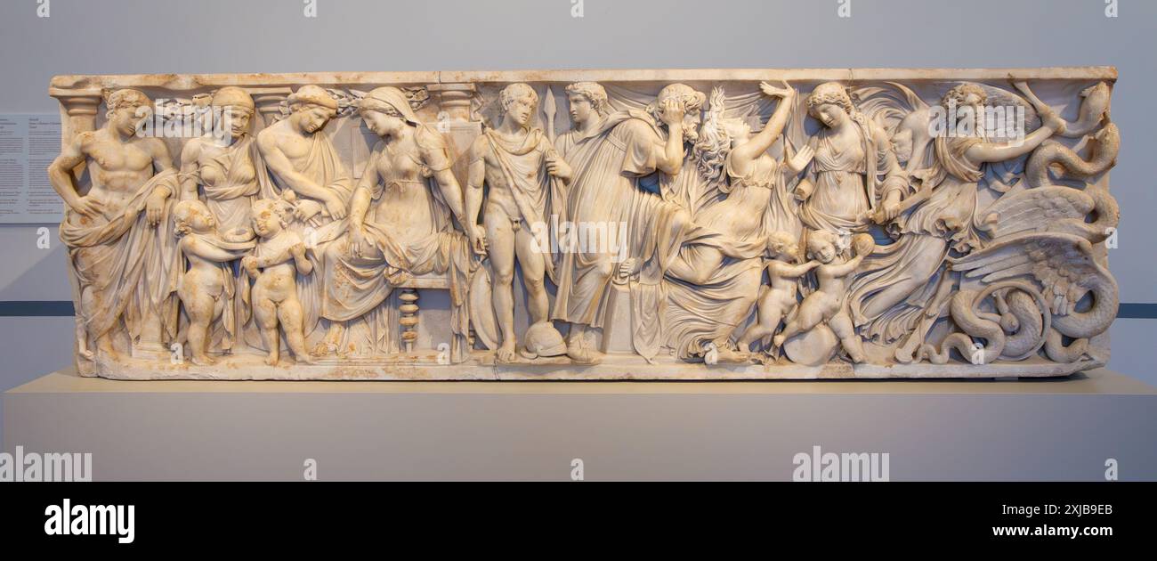 Marmorsarkophag-Relief mit Apollo, Minerva und Musen. Altes Museum. Berlin, Deutschland. Stockfoto