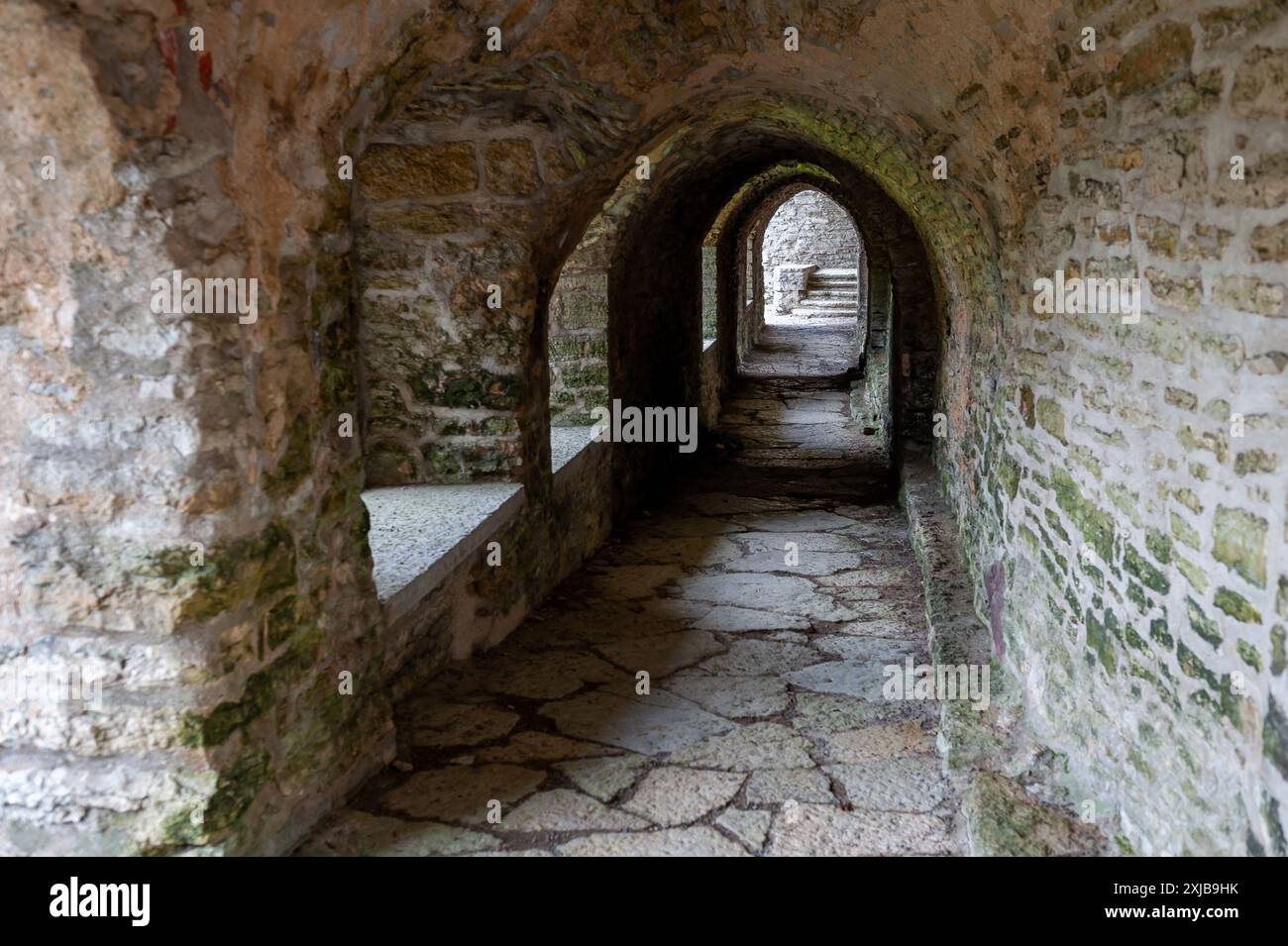 Ruine des Klosters St. Brigitta in Pirita; Tallinn; Estland. Religiöser gotischer Ort mit spiritueller Geschichte aus Stein. Bogenförmige Enfilade. Stockfoto