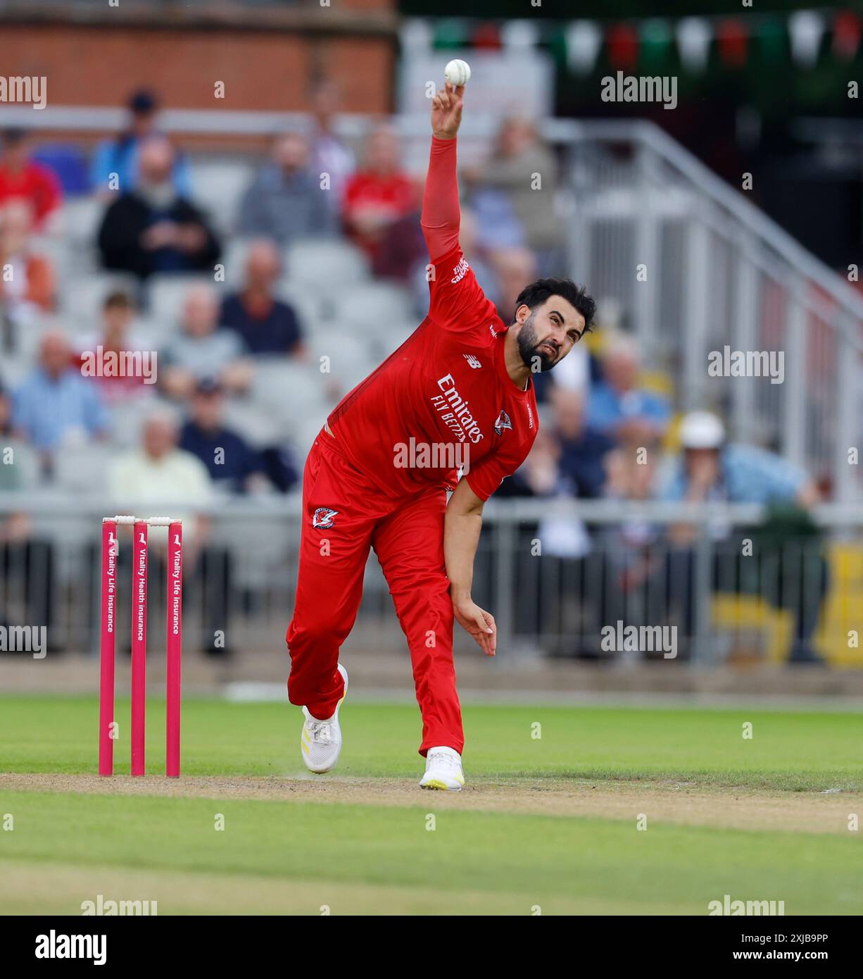 17. Juli 2024; Emirates Old Trafford Cricket Ground, Manchester, England; Vitality Blast T20 League Cricket, Lancashire Lightning gegen Nottinghamshire Outlaws; Saqib Mahmood von Lancashire Lightning Bowling Stockfoto
