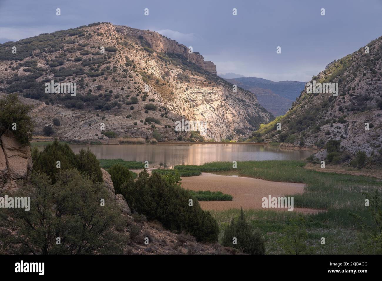 Ruhige Aussicht auf einen ruhigen See, umgeben von majestätischen Bergen in Aliaga, Teruel, Spanien, weckt Gefühle der Ruhe und Ruhe. Stockfoto