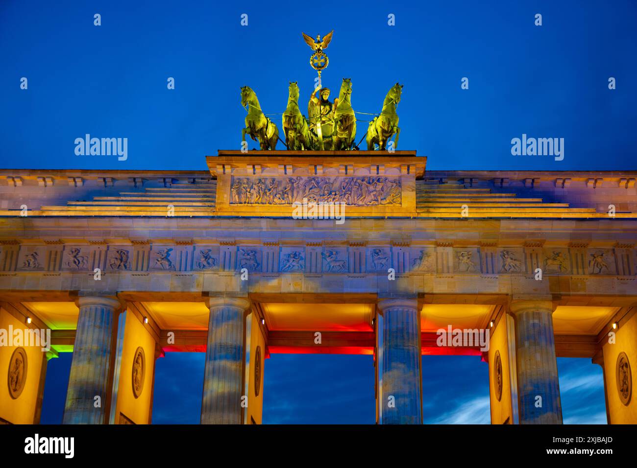 Lichtshow bei Sonnenuntergang am Brandenburger Tor, Berlin, Deutschland. Stockfoto