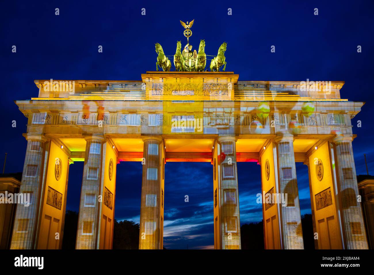 Lichtshow bei Sonnenuntergang am Brandenburger Tor, Berlin, Deutschland. Stockfoto