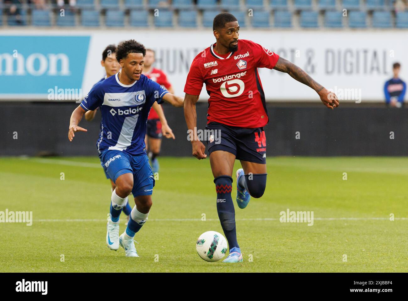 Gent, Belgien. Juli 2024. Gents Momodou Lamin Sonko und Lilles Alexsandro kämpfen um den Ball während des Freundschaftsspiels zwischen dem belgischen Fußballteam KAA Gent und dem französischen Ligue 1-Team LOSC Lille am Mittwoch, den 17. Juli 2024, um sich auf die kommende Saison 2024-2025 vorzubereiten. BELGA FOTO KURT DESPLENTER Credit: Belga Nachrichtenagentur/Alamy Live News Stockfoto