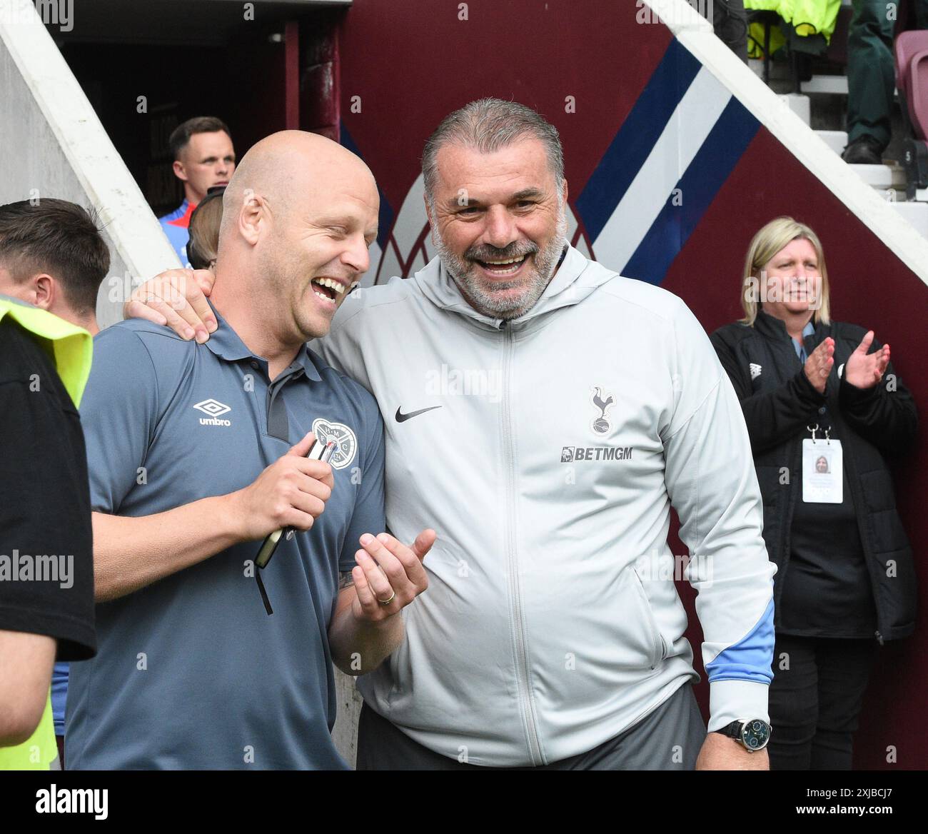 Tynecastle Park. Edinburgh.Scotland.UK.17. Juli 24 Hearts Friendly Match gegen Tottenham Hotspur L/r Hearts Head Coach Steven Naismith teilt einen Witz mit Spurs Manager Ange Postecoglou Credit: eric mccowat/Alamy Live News Stockfoto