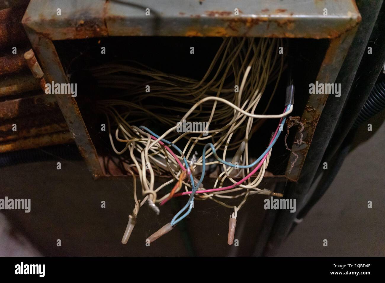 Altes Schaltpult mit elektrischen Leitungen Stockfoto