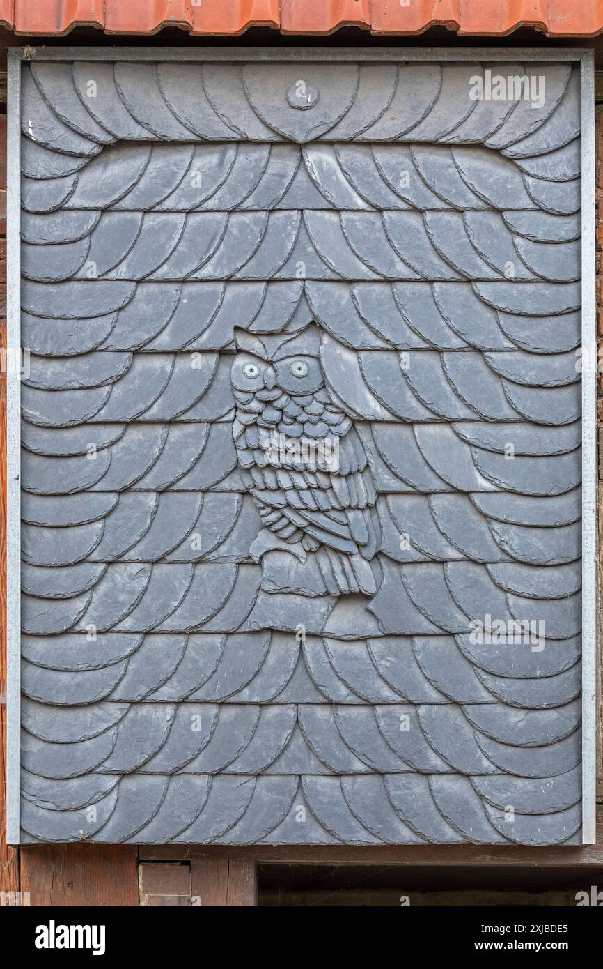 Bild einer Eulenkeule aus Dachschieferstücken, Burgmann, Niedersachsen, Deutschland Stockfoto