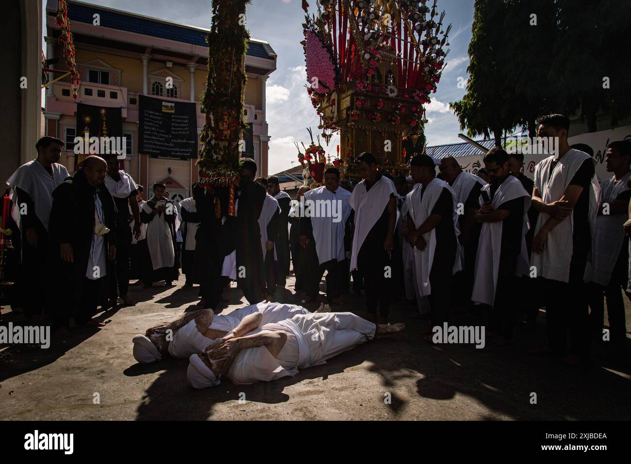 Bangkok, Bangkok, Thailand. Juli 2024. 17. Juli 2024, Bangkok, Thailand schiitische Muslime in weißen Chadoren während eines traditionellen religiösen Theaters über den Tod von Imam Hussein am zehnten Tag der Ashura in der Phadungtham Islam Mosgue, Bangkok, Thailand. Die Trauer um Muharram ist eine Reihe von Ritualen zur Erinnerung an das Martyrium des Propheten Mohammads Enkel Imam Hussain aus dem siebten Jahrhundert, der 680 n. Chr. in der Schlacht von Karbala im heutigen Irak getötet wurde. (Kreditbild: © Wissarut Weerasopon/ZUMA Press Wire) NUR REDAKTIONELLE VERWENDUNG! Nicht für kommerzielle ZWECKE! Stockfoto