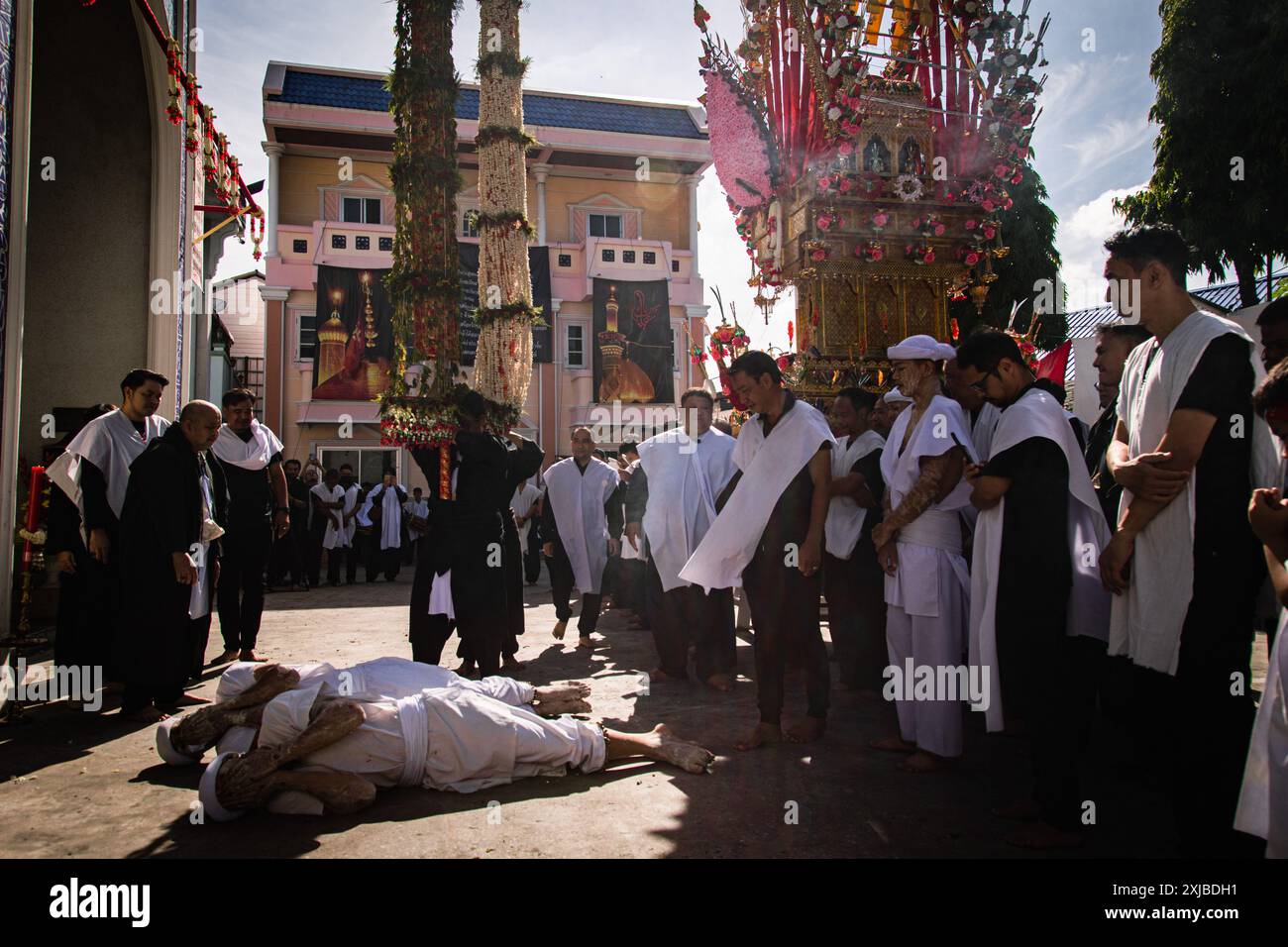 Bangkok, Bangkok, Thailand. Juli 2024. 17. Juli 2024, Bangkok, Thailand schiitische Muslime in weißen Chadoren während eines traditionellen religiösen Theaters über den Tod von Imam Hussein am zehnten Tag der Ashura in der Phadungtham Islam Mosgue, Bangkok, Thailand. Die Trauer um Muharram ist eine Reihe von Ritualen zur Erinnerung an das Martyrium des Propheten Mohammads Enkel Imam Hussain aus dem siebten Jahrhundert, der 680 n. Chr. in der Schlacht von Karbala im heutigen Irak getötet wurde. (Kreditbild: © Wissarut Weerasopon/ZUMA Press Wire) NUR REDAKTIONELLE VERWENDUNG! Nicht für kommerzielle ZWECKE! Stockfoto